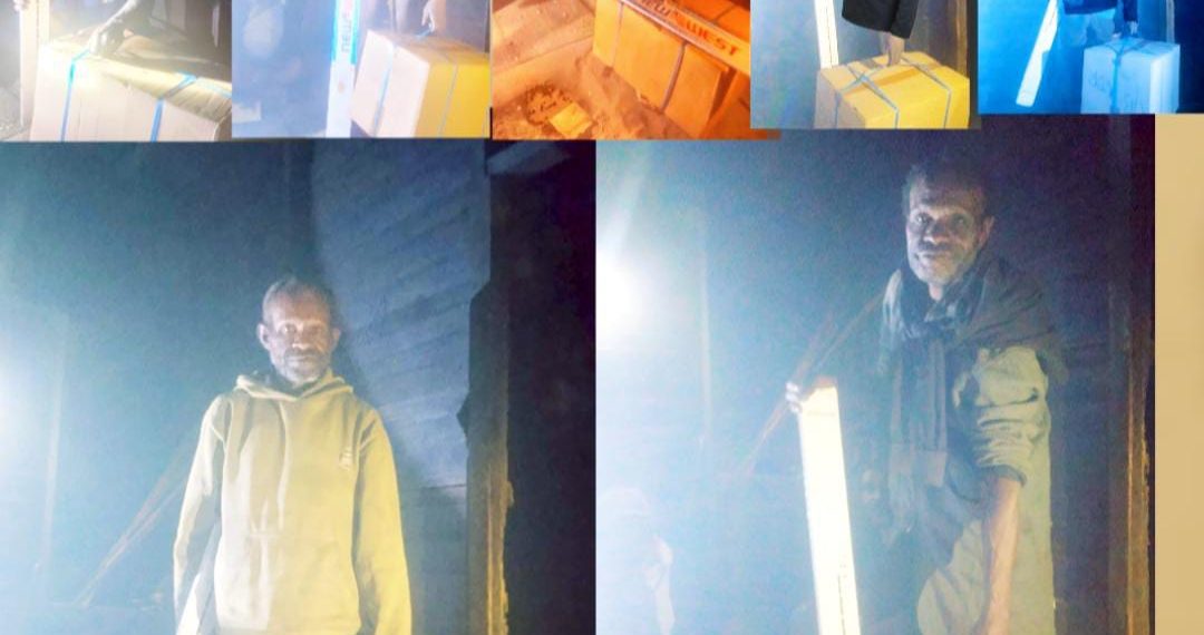 Dukung Pengusaha Mikro, Bupati Yudas Tebai bagikan bantuan alat Kerja Kepada Perajin Senyor Kayu di Dogiyai
